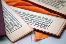 Ein Buddhistisches Gebetsbuch aus Tibet - "Flucht & Heimat", organisiert durch LandquartKultur im Rahmen des Schweizer Vorlesetags